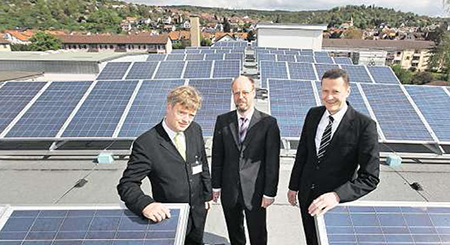 Die geschäftsführenden Gesellschafter, Dr. Matthias Mauz, Apotheker Jörg Mauz sowie Prokurist Stefan Eberspächer (v.l.) vor der Solaranlage