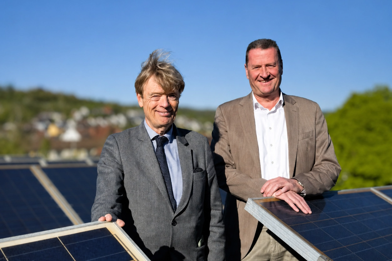 Dr. Matthias Mauz und Stefan Eberspächer auf dem Dach des Robugen-Standorts in Esslingen